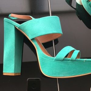 Eva-Mendes Platform Sandals